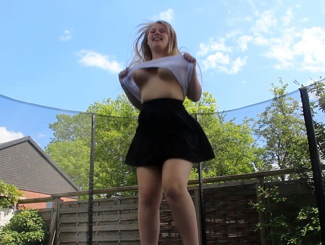 Maja-Meer Porno Video: Geile Action auf dem Trampolin - Meine dicken ti*ten hüpfen!