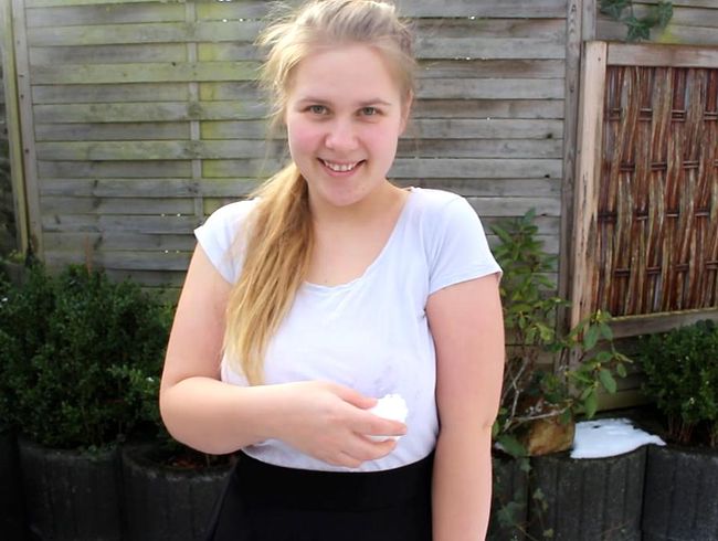 Maja-Meer Porno Video: In den Schnee gepi**t! (Don’t) eat yellow snow!